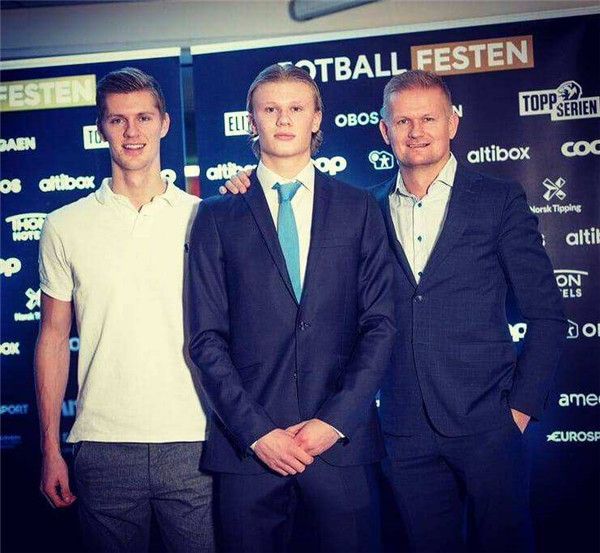 后卫破门后激情亲吻队徽，引球迷共鸣