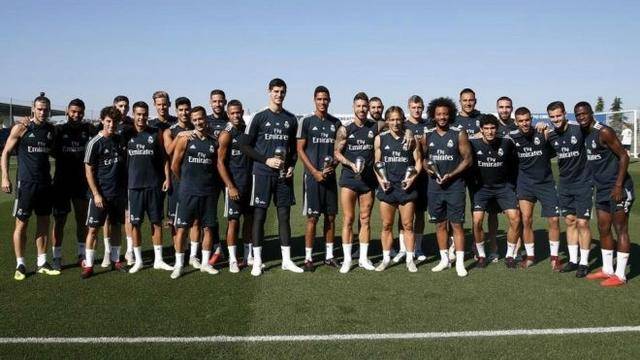 卡塔尔男足在小组赛中0-3爆冷负于突尼斯，遗憾出局，引发热议。