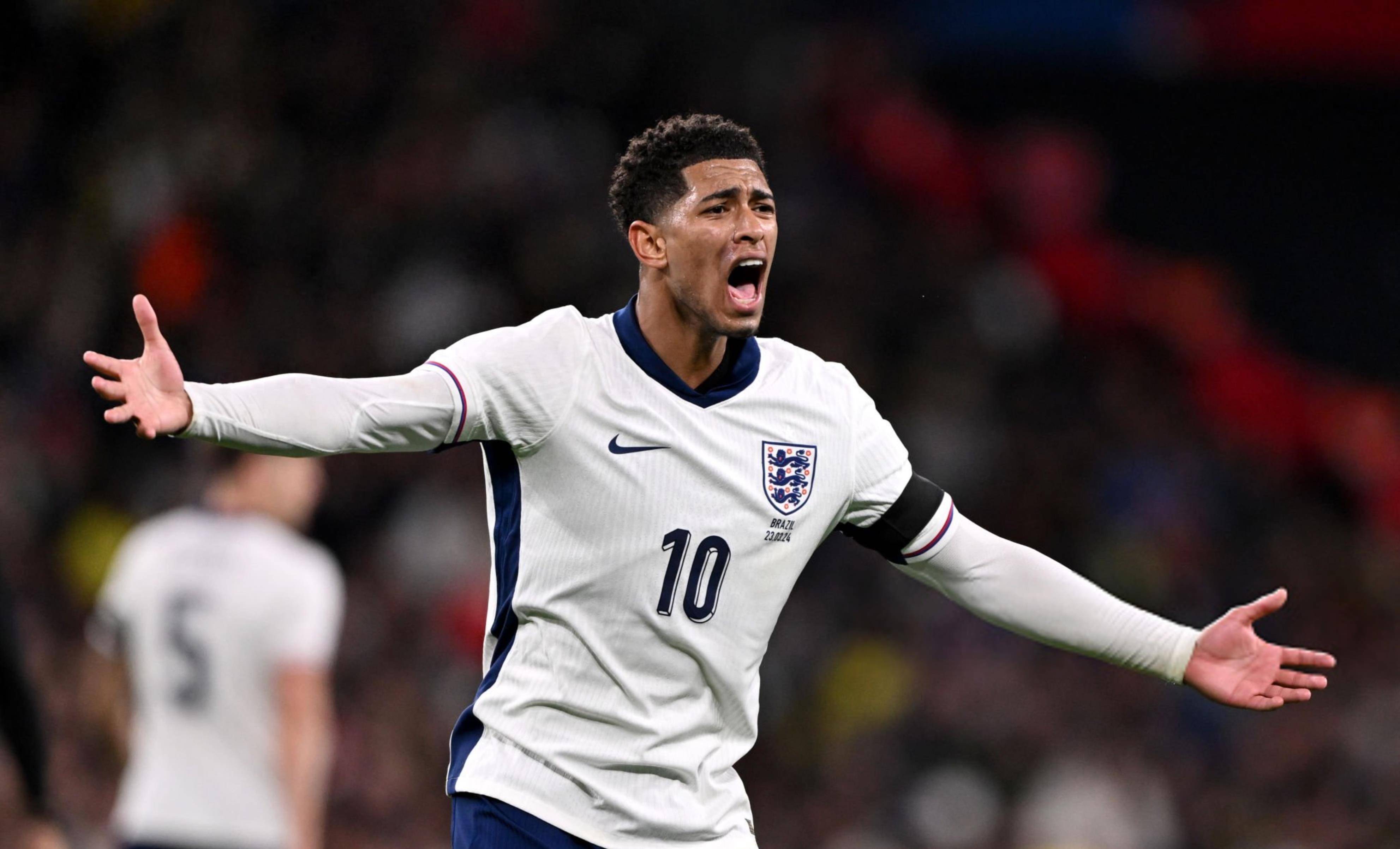 C罗在沙特联赛首秀中上演绝杀，以一记精彩倒钩射门击败对手，助力利雅得胜利领跑积分榜。